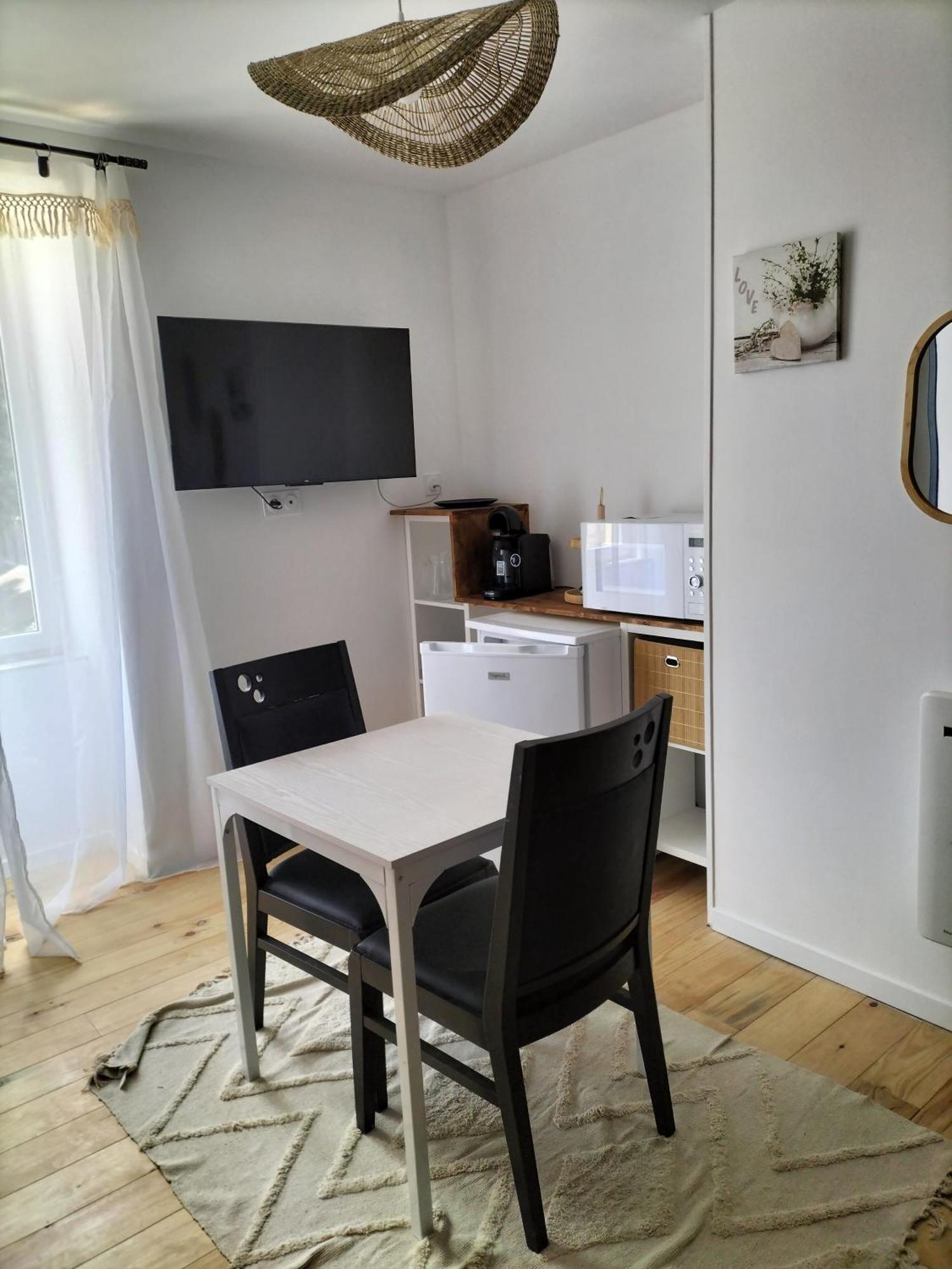 Les 2 Tours Hotel Chenay  Luaran gambar