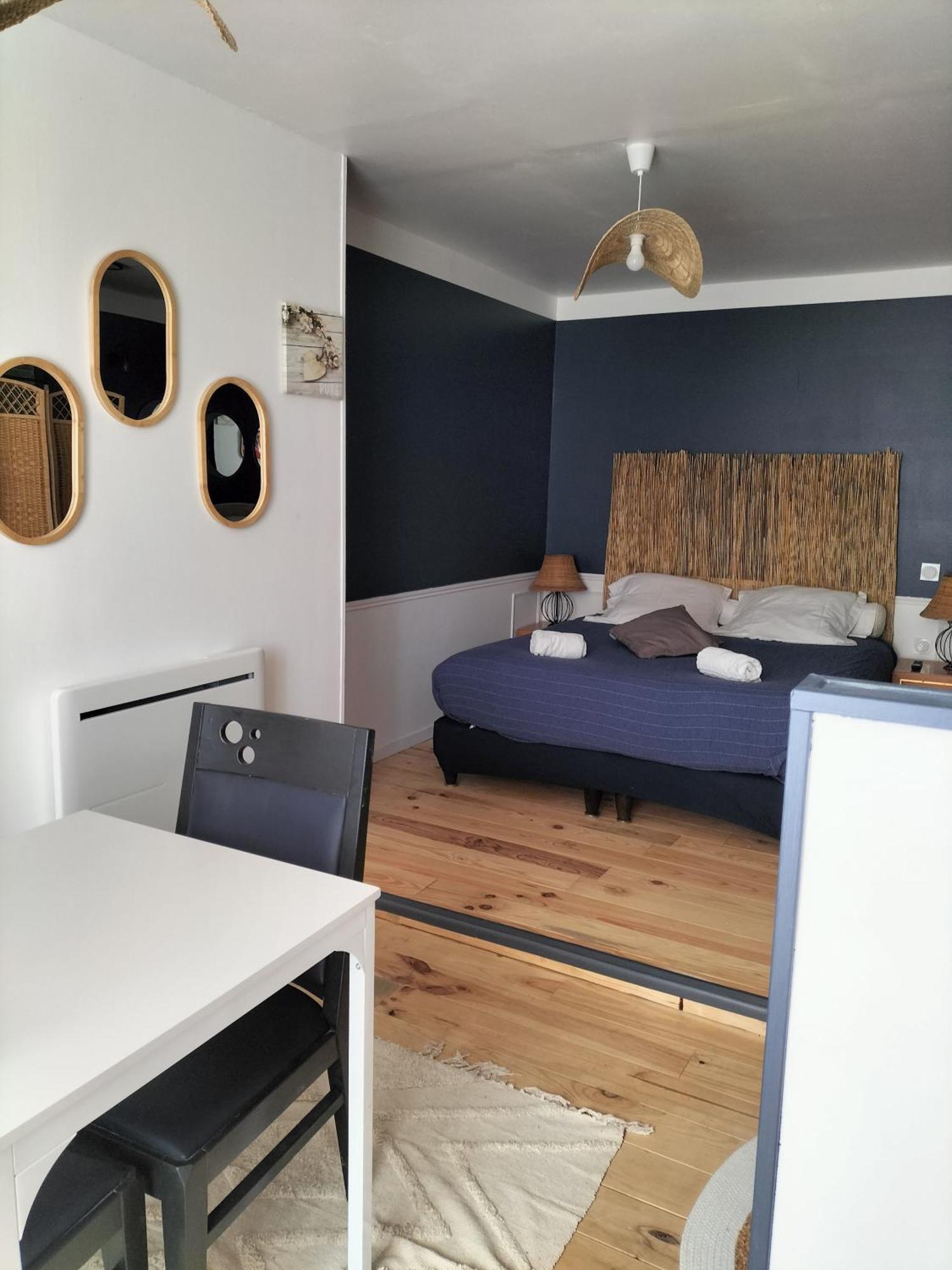 Les 2 Tours Hotel Chenay  Luaran gambar