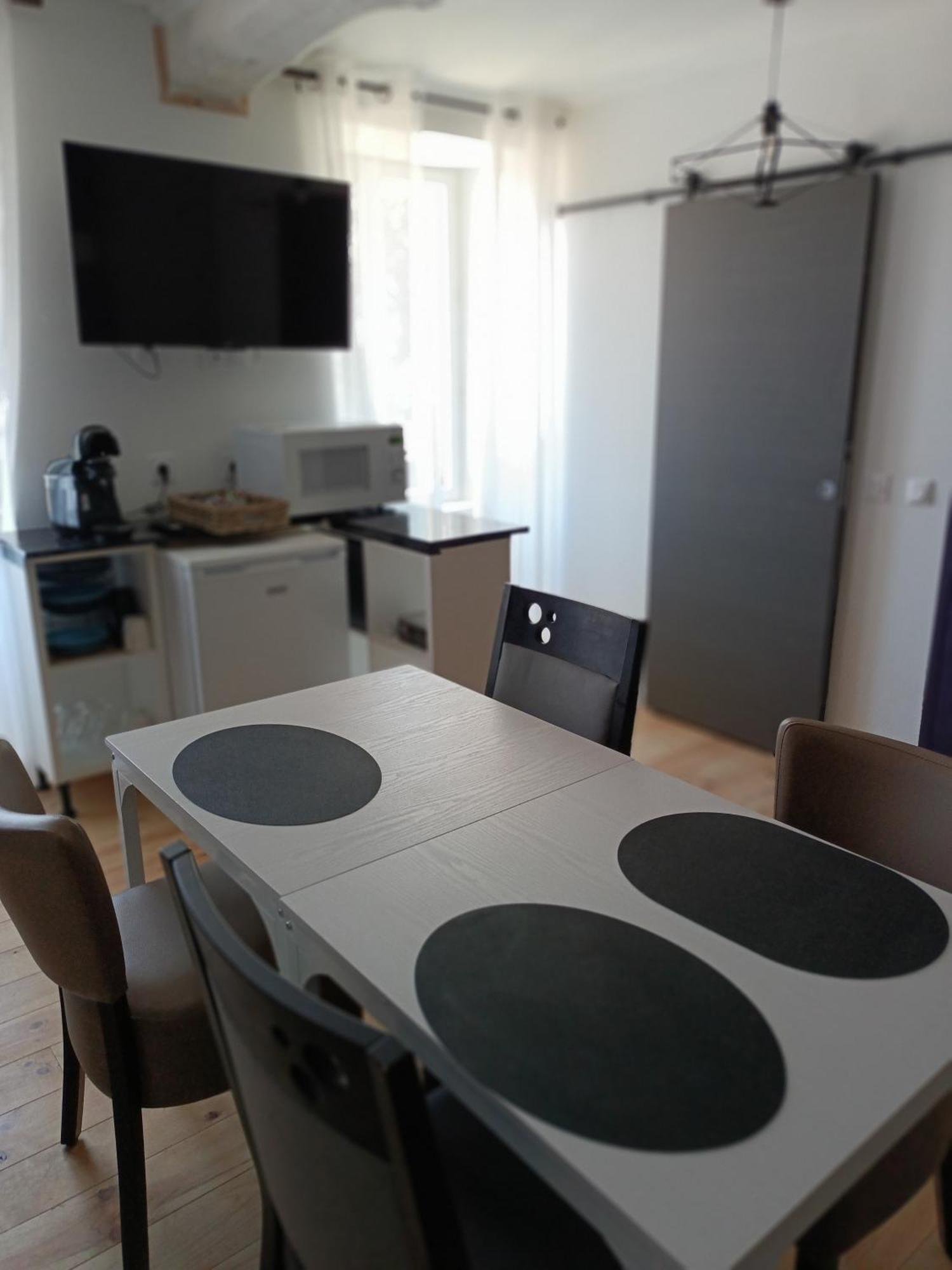 Les 2 Tours Hotel Chenay  Luaran gambar